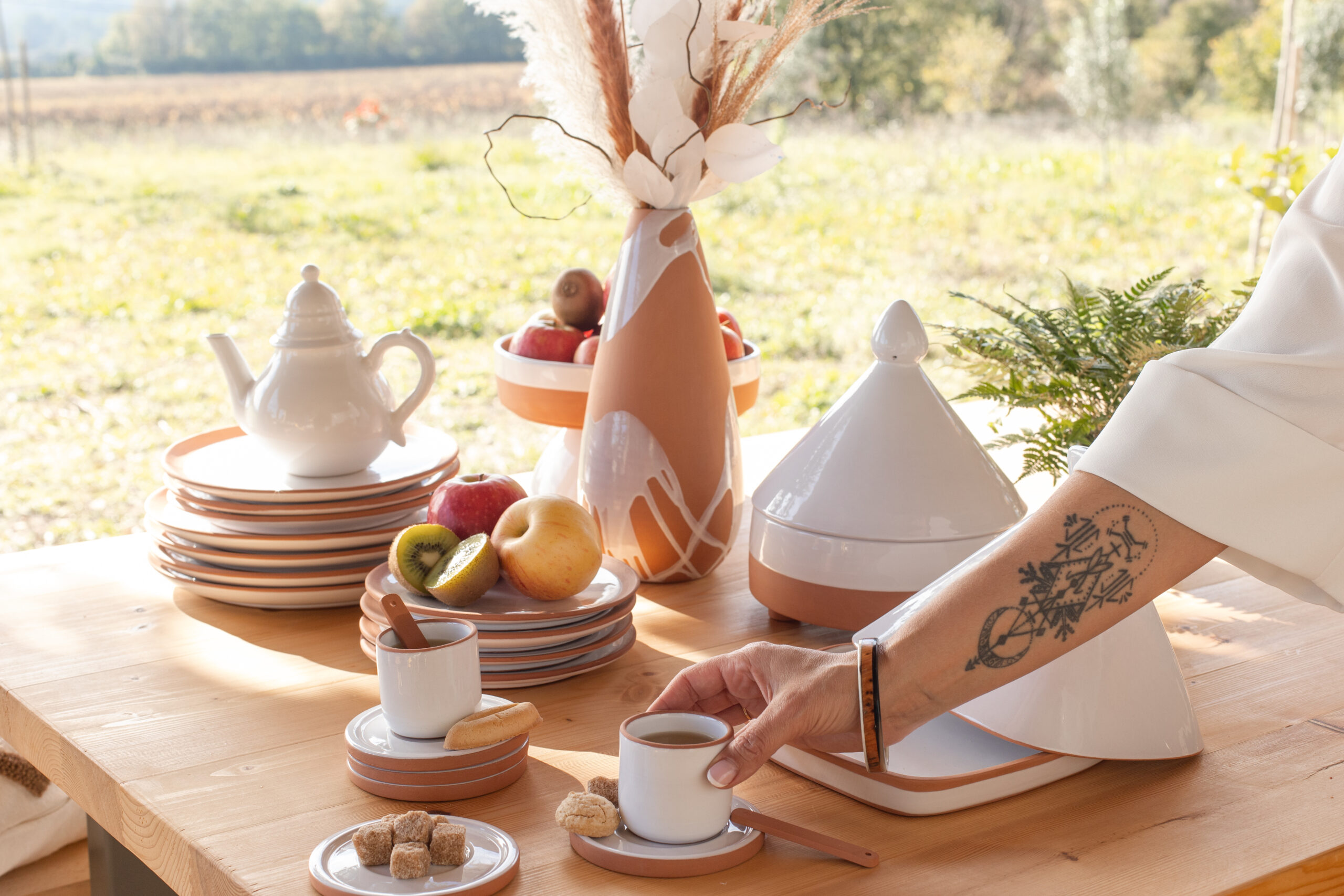 mise en scene avec la gamme blanc majesté sur une table en provence